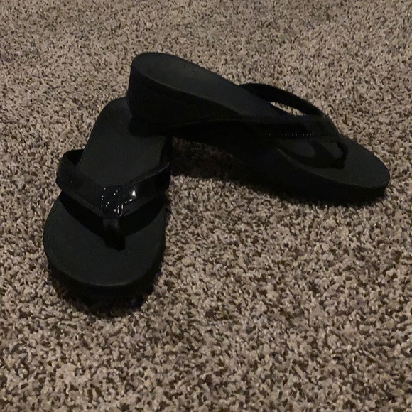 EUC Black Patent Vionic Flip Flops Size 8 - Picture 1 of 6